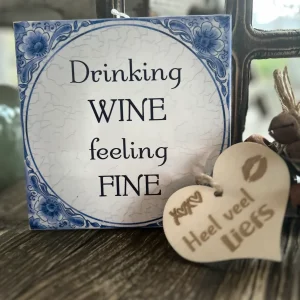 Tegel Delfts Blauw - drinking wine