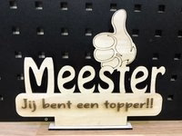 Houten tekstbordje Meester op voetstuk